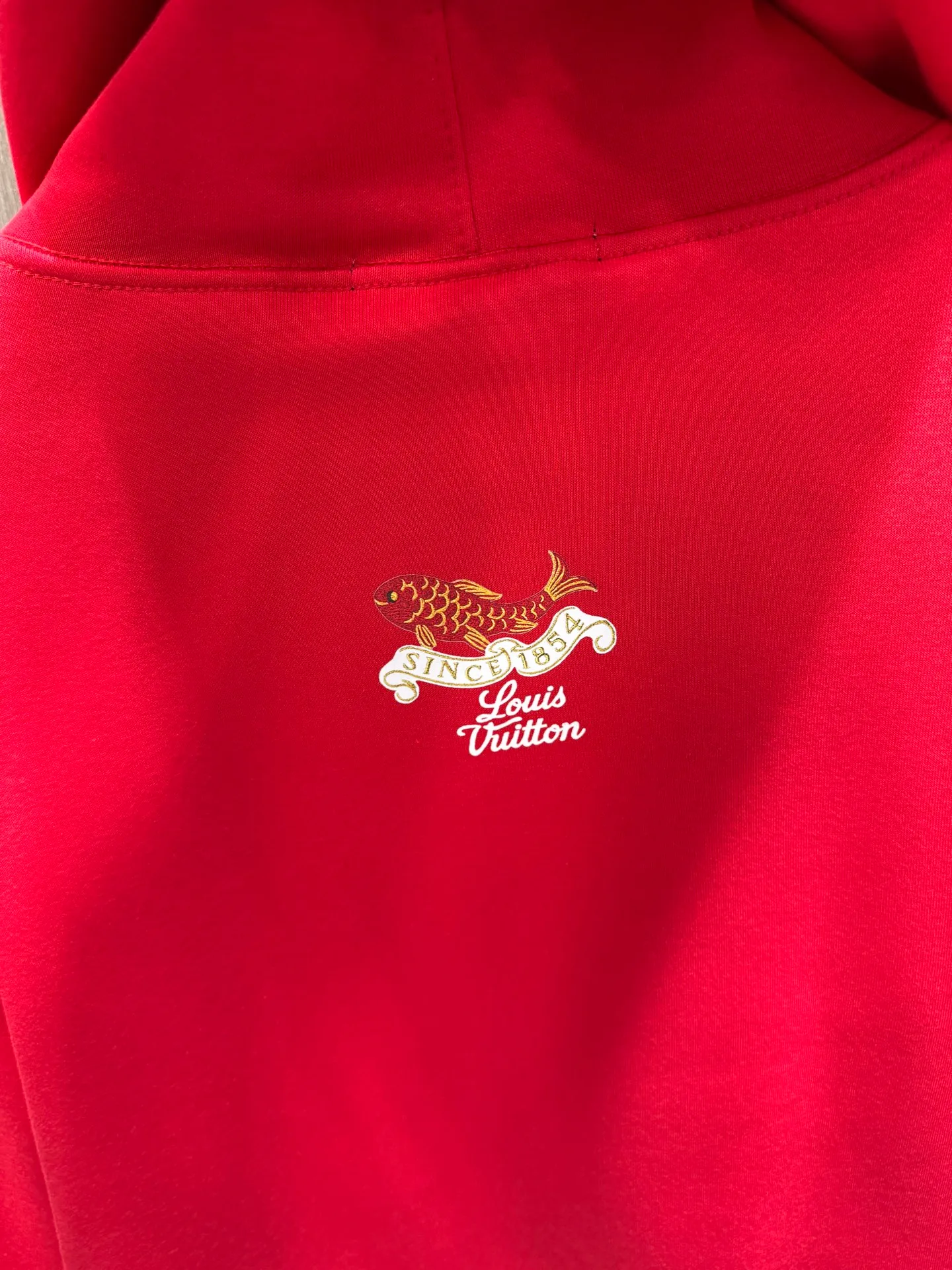 🅿️280 Louis Vuitton Louis Vuitton 25* New Year's model 1V carp on the chest with logo small letters on the back rainbow trout hooded sweatshirt 400g pure cotton ➕ silver fox velvet I have been paying attention to the environmental changes of rivers and oceans for a long time. In order to attract more people's attention and participate in conservation actions, Bata has developed many product lines with the theme of protecting the environment. The carp series is definitely Louis' best-selling style and is used for spring and summer products. It can account for half of spring and summer sales. It is a classic basic style that must be purchased in spring and summer. Home Water Trout Flying fish print sweatshirt. The flying fish plus letter printing on the front and rear panels is printed with environmentally friendly special recycled raw materials. It is not easy to crack. It is breathable and comfortable. The threads are dyed in the same vat. It has been pre-shrunk to distinguish the market currency. The density of the whole garment is precise. The details are carefully controlled. The daily loose version. The style is comfortable and durable. Natural and casual. It can be worn alone or as a layer. Gender-neutral wearing experience. Simple style but recognizable from the front and back. The upper body has the tone of an outdoor trendy person. When outdoor camping is popular, no one can miss this wave of fashion.